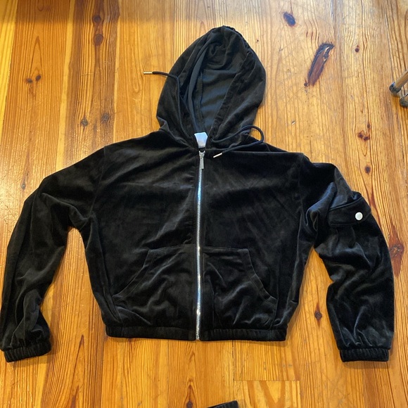 Two piece crop top jogger set. Size medium - Picture 4 of 6